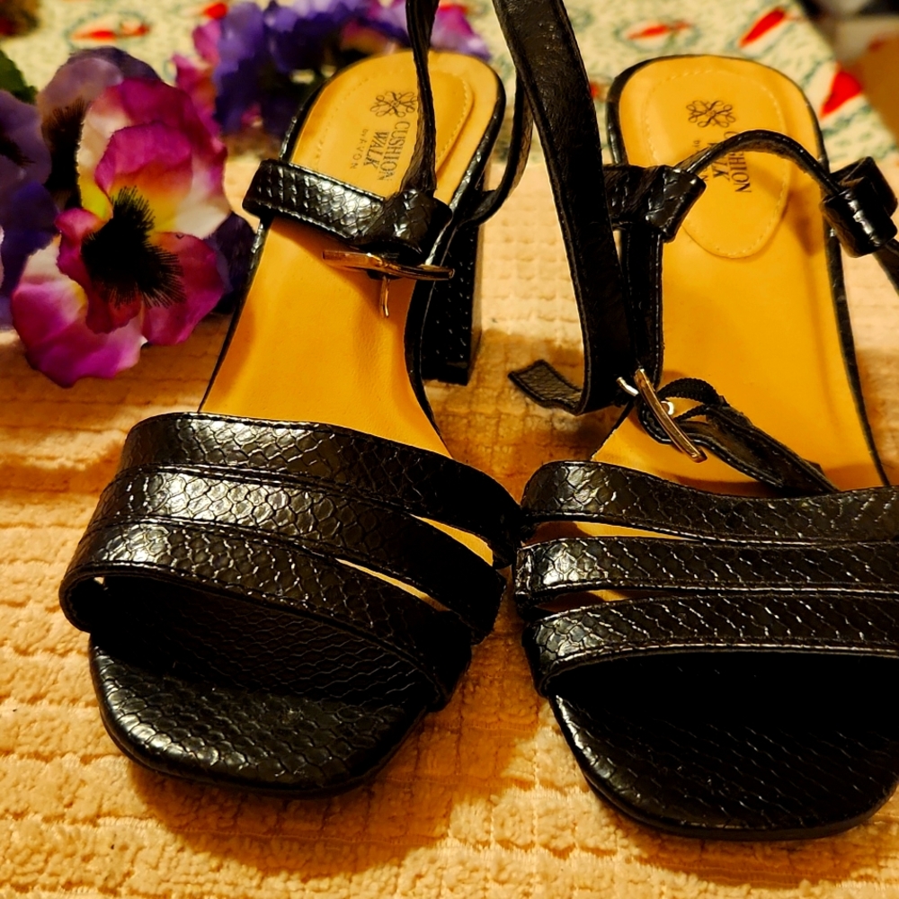 BLACK SANDALS